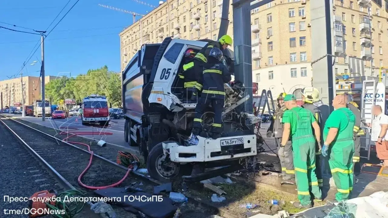 Вырезали из кабины: в Москве грузовик врезался в столб, и водителя заблокировало