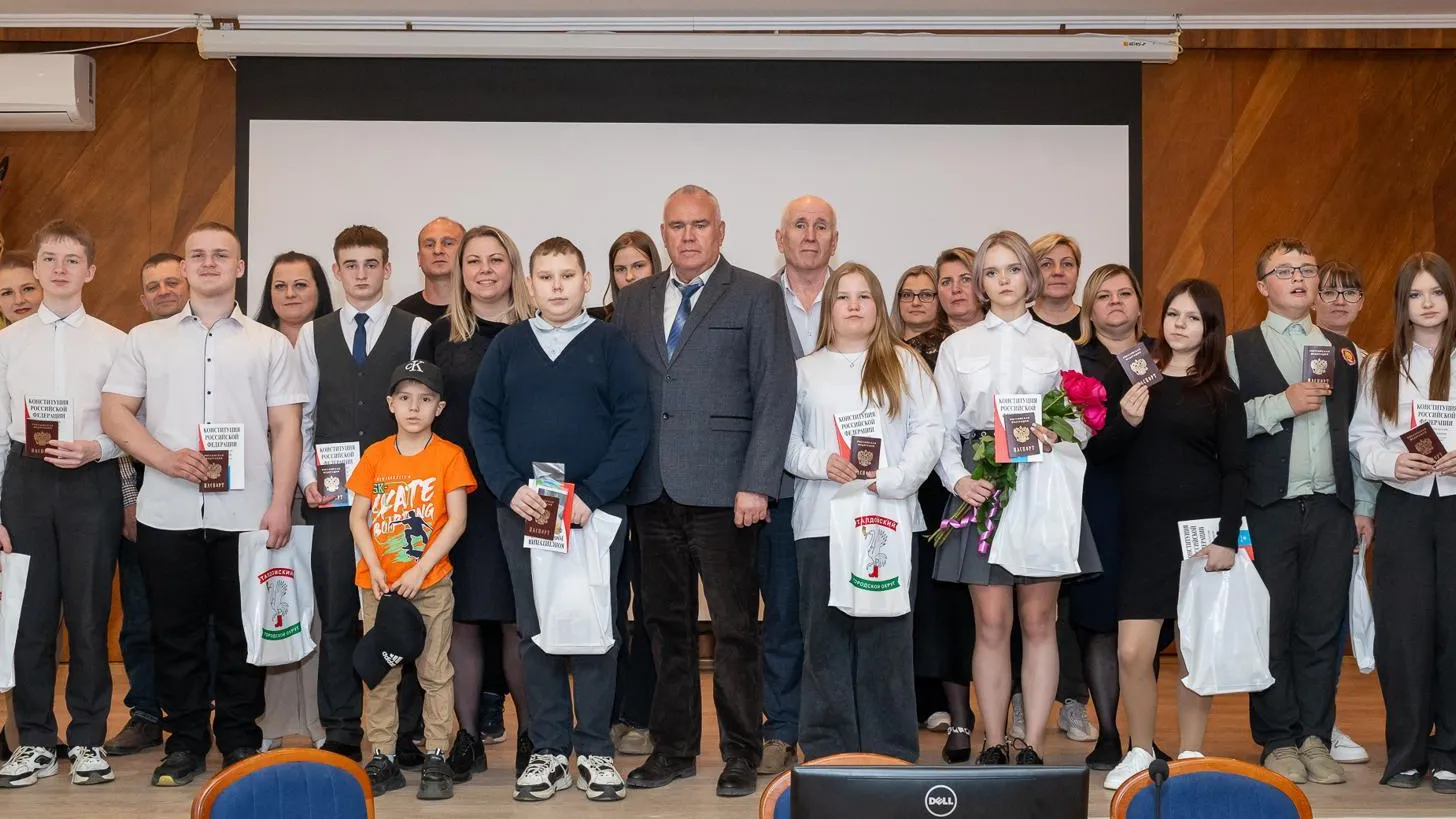 Глава Талдомского округа вручил первые паспорта 14-летним гражданам России