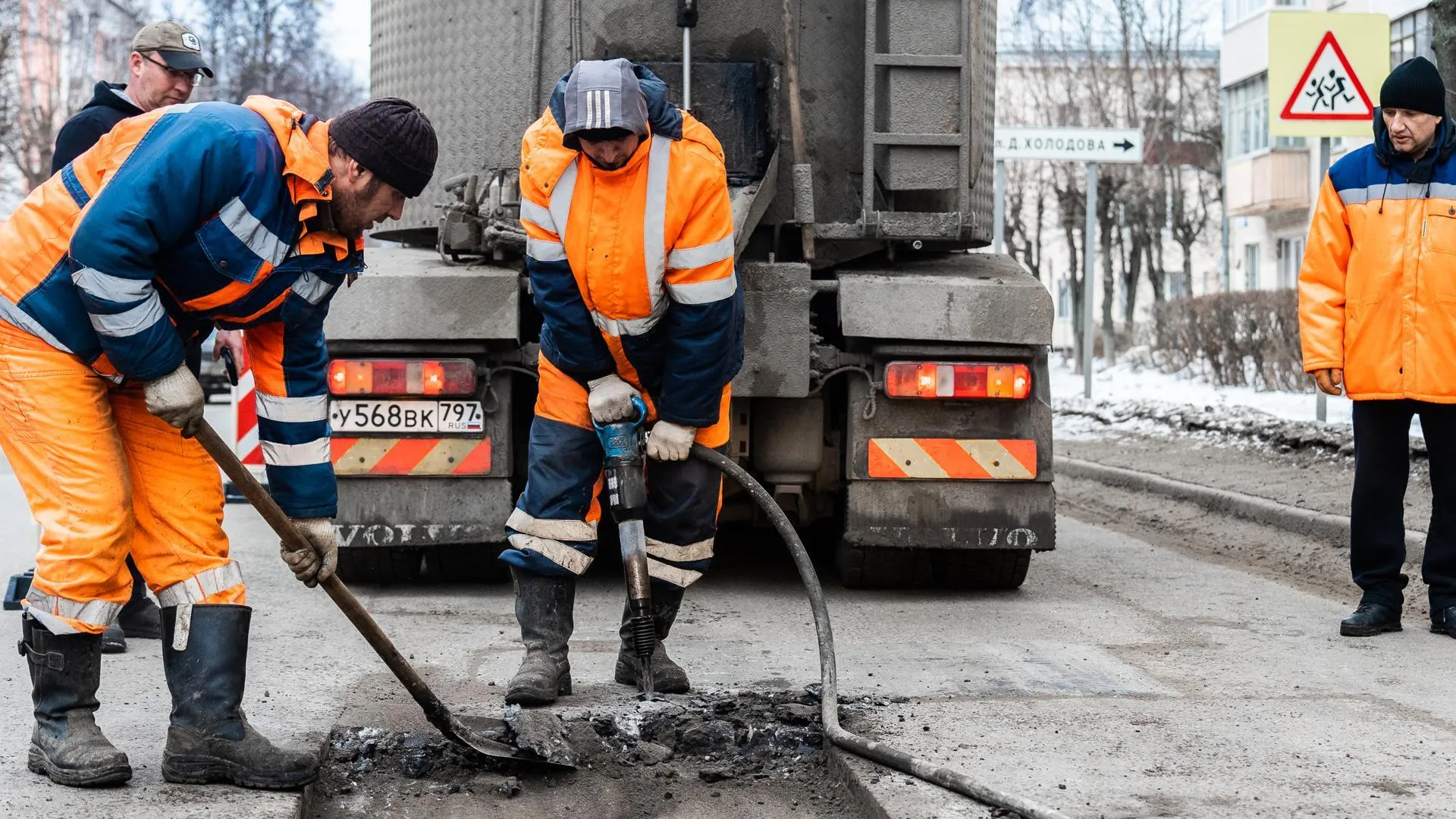 В Подмосковье отремонтировали 2,6 тыс дефектов покрытия на дорогах за неделю