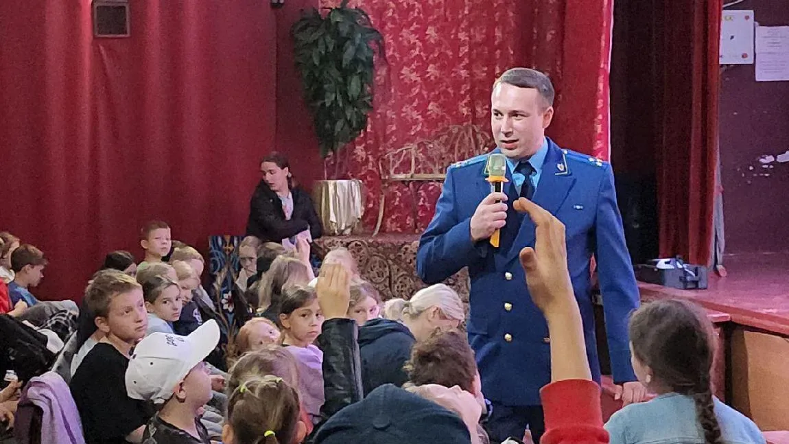 Прокурор Чехова провел лекцию о кибербезопасности в детском лагере