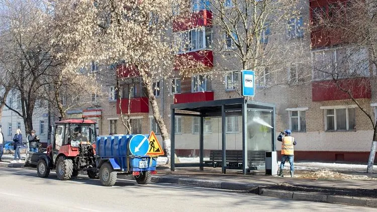 Остановки и ограждения начали мыть в Подольске