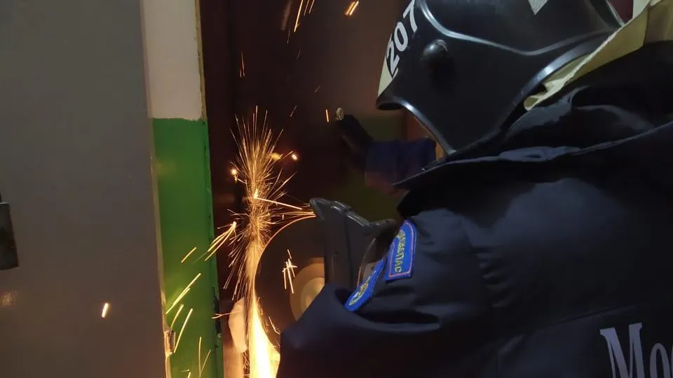 Спасатели помогли выбраться из квартиры пенсионеру в Серебряных Прудах