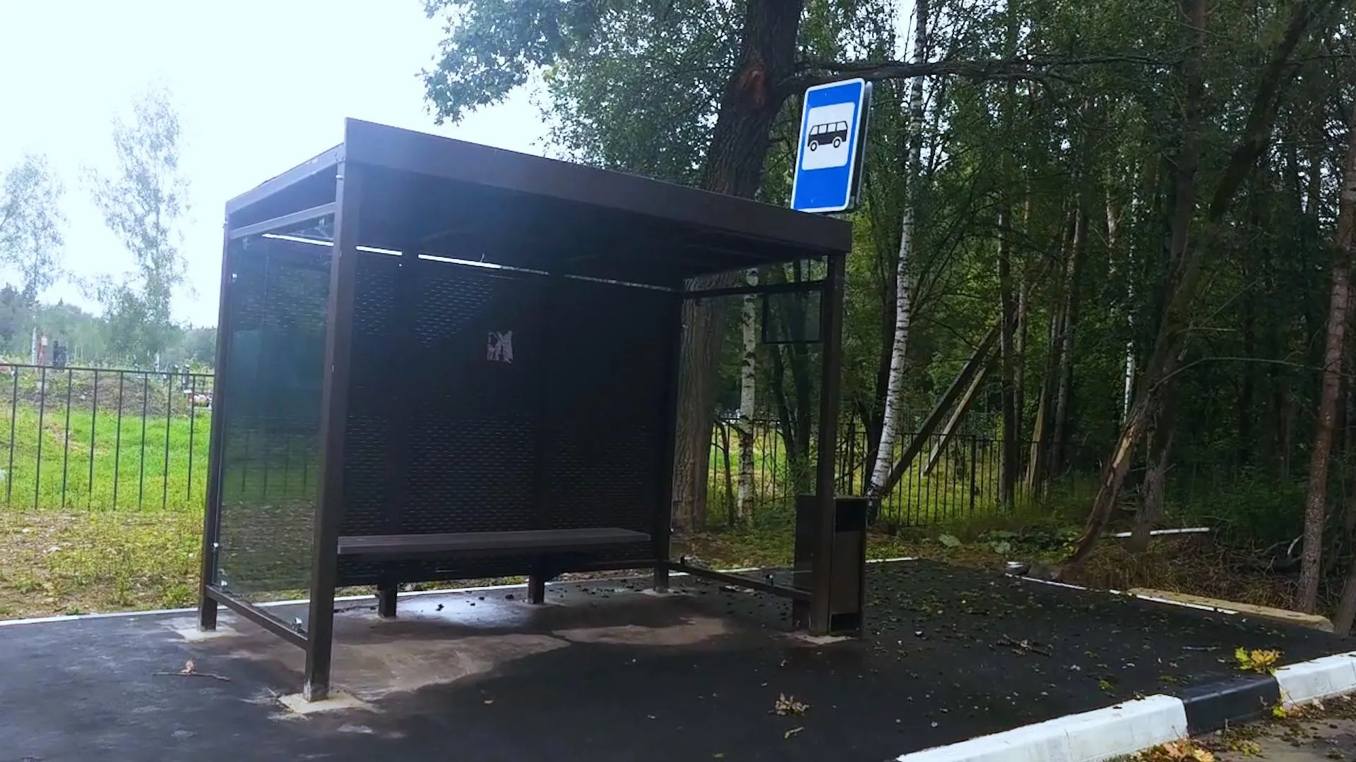 Оборудованы остановки для школьного автобуса в отдаленной деревне Клина