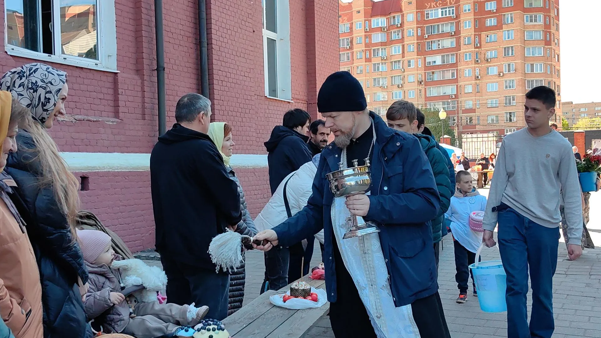 Сотни прихожан освятили пасхальные яства в Троицком соборе Щелкова