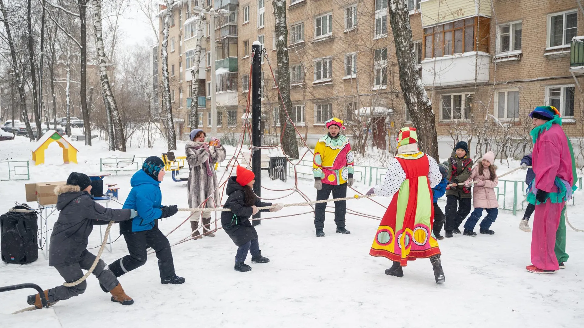 Скоморохи подарили новогоднее настроение детям во дворах их домов в Лыткарине