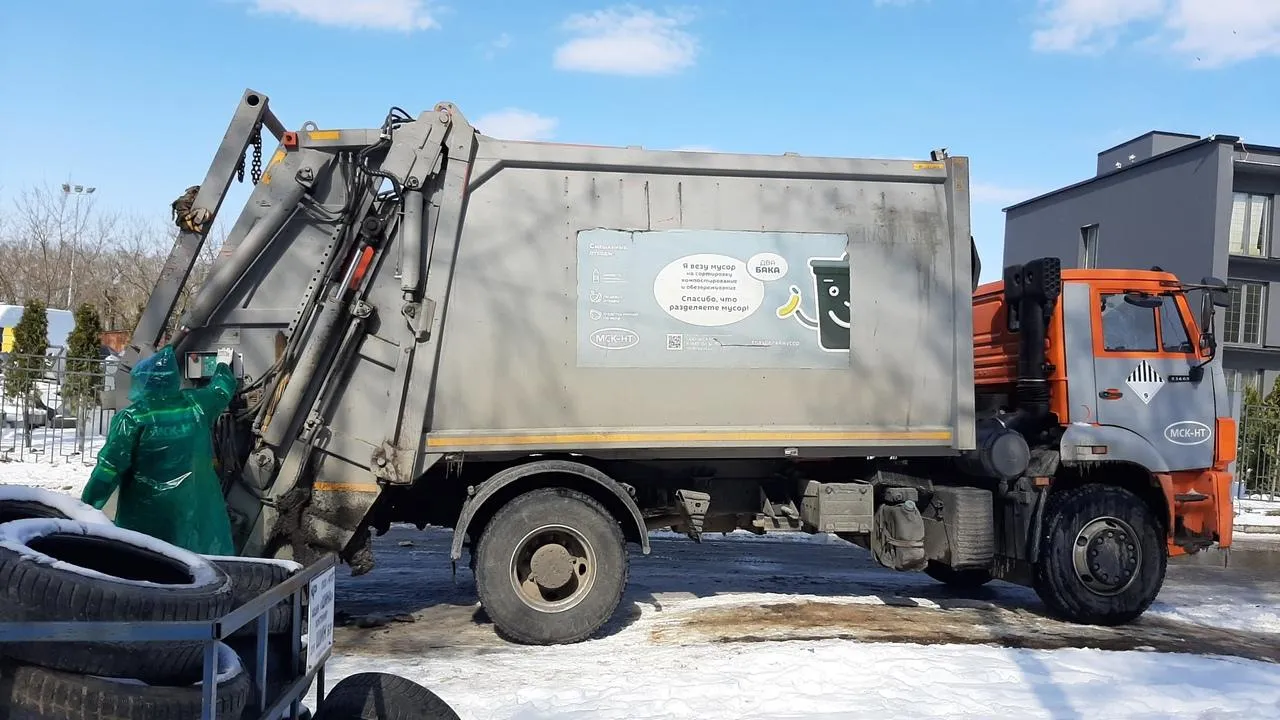 Регоператор начал мыть контейнеры в Подольске паром под давлением