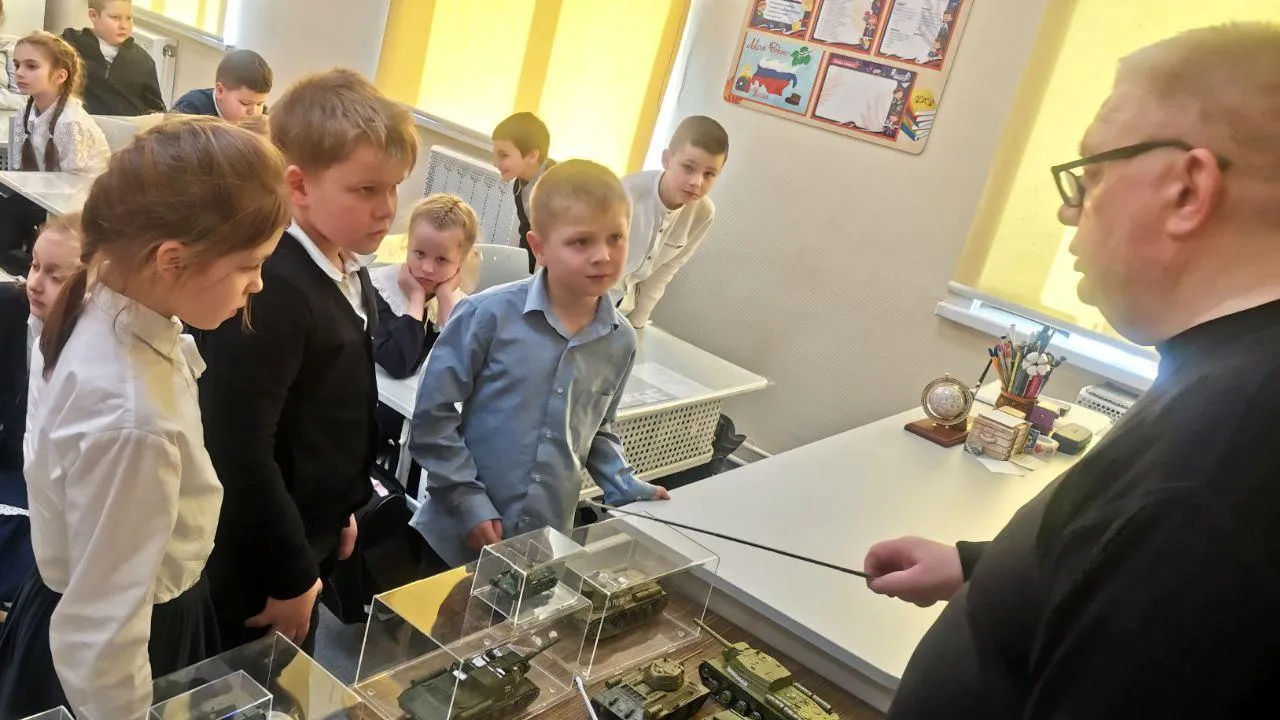 В Богородском округе открылась выставка моделей военной техники ко Дню защитника Отечества