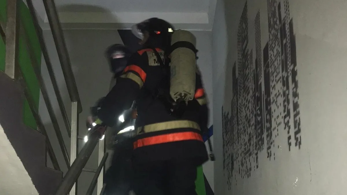 В подмосковном Дедовске потушили пожар, начавшийся с электрощитка жилого дома