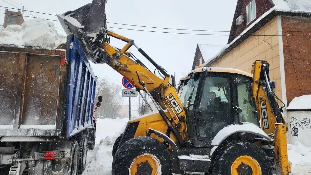 Коммунальщики Солнечногорска очищают улицу Баранова от снега