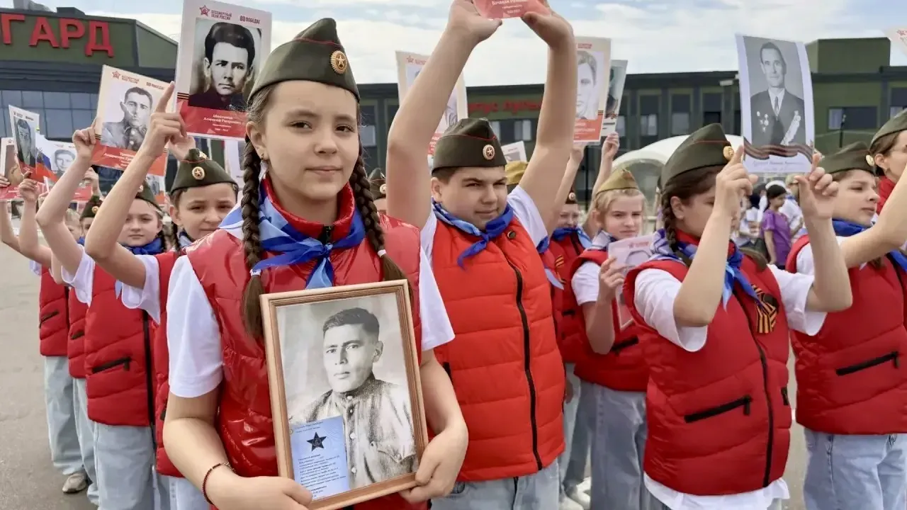 В центре «Авангард» в Подмосковье провели шествие «Бессмертного полка»