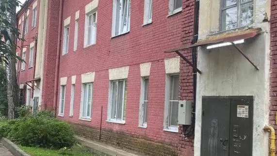 В Ногинске укрепляют кровлю дома на улице Текстилей
