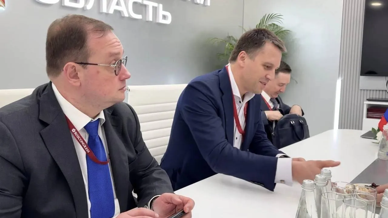 Духин обсудил производство напитков с руководством «АБ ИнБев Эфес» на ПМЭФ-2025