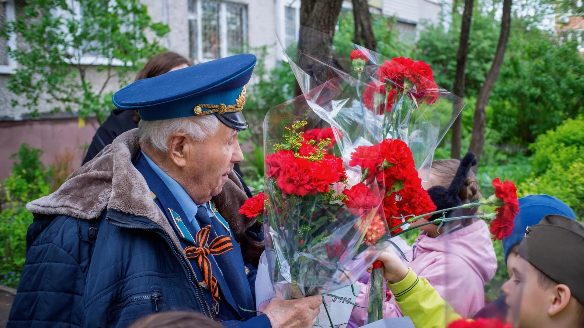 Депутат Мособлдумы Дениско поздравил ветерана ВОВ из Люберец с 80-летием Победы