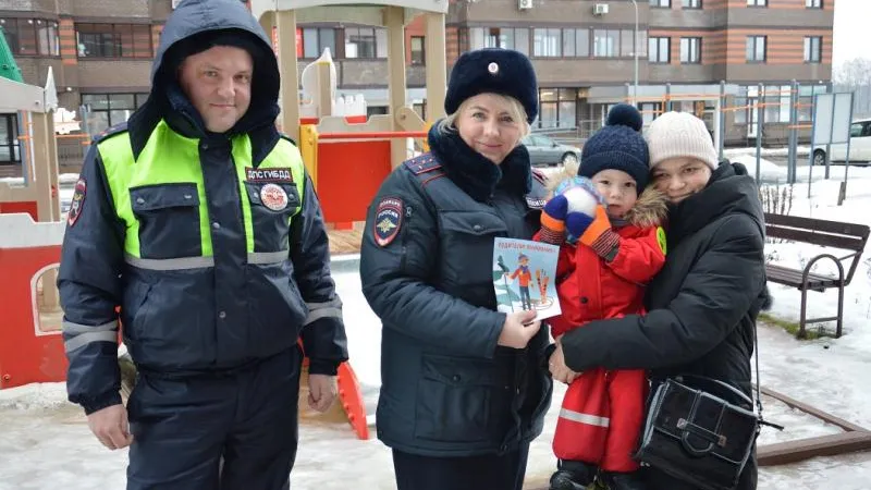 Инспекторы ГИБДД рассказали детям в Клину о безопасном переходе дороги и светоотражателях