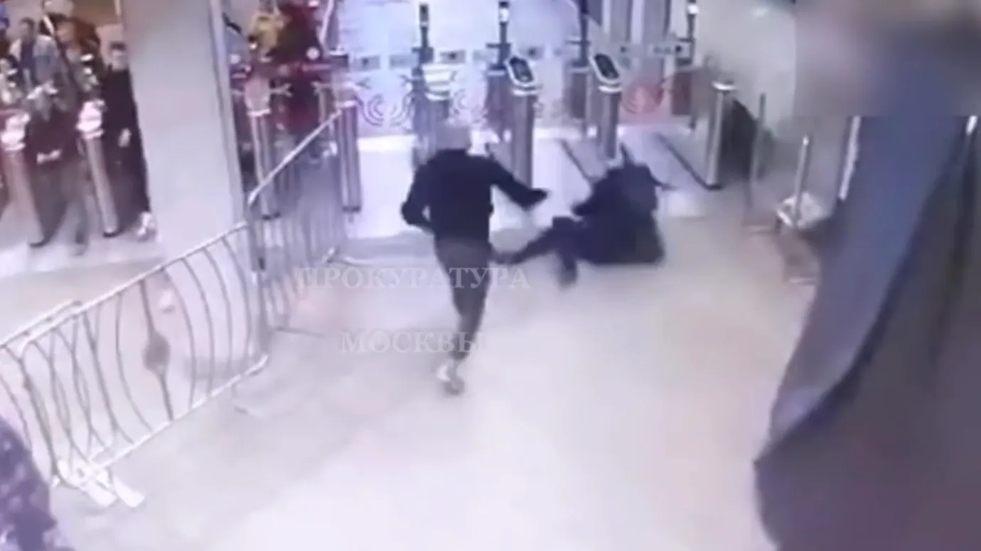 Агрессивный москвич пнул ногой в спину 43-летнего мужчину в метро