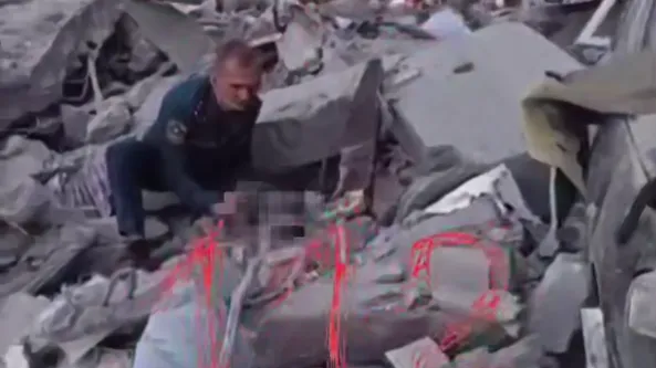 Страшное видео: спасатель достает мертвого малыша из-под завалов дома в Саратове