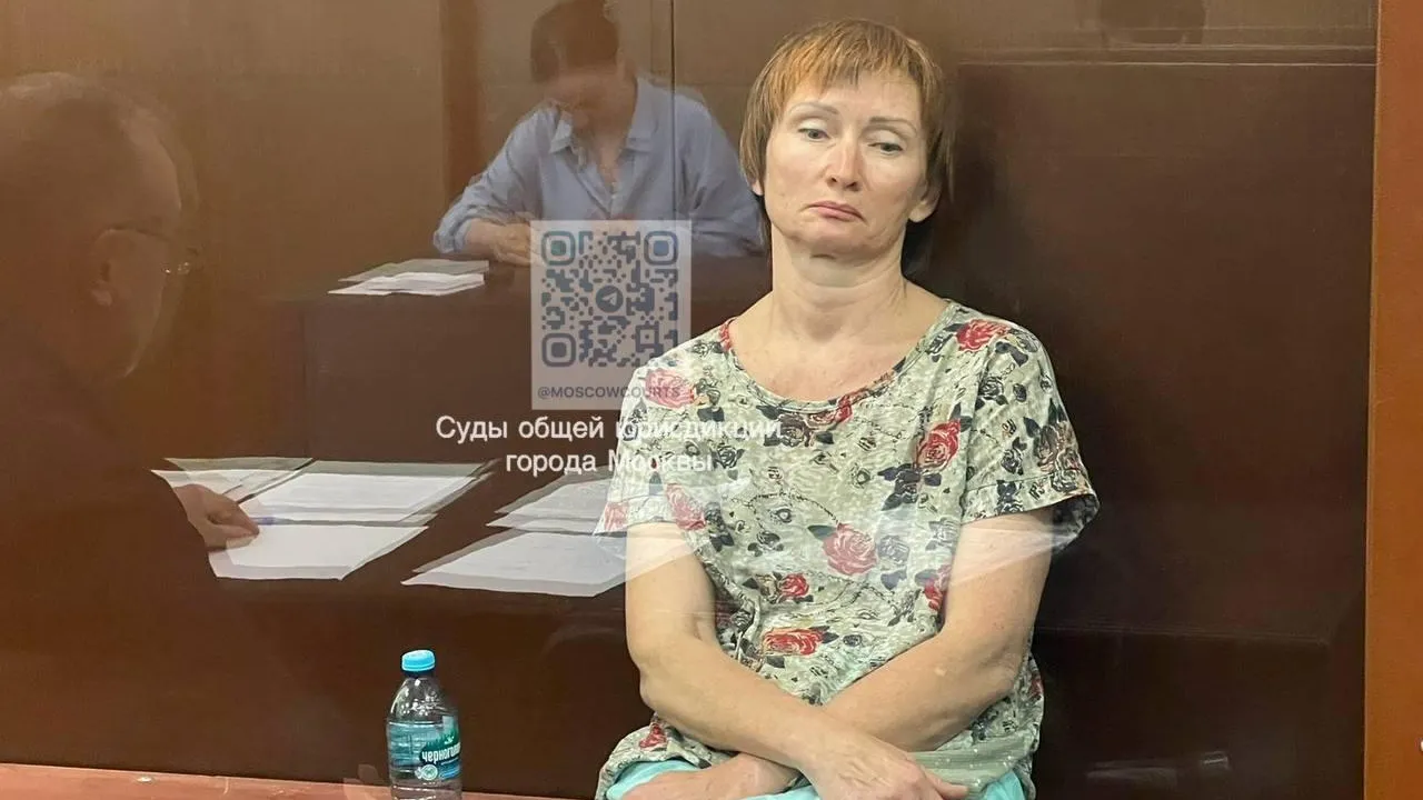 Суд отправил в СИЗО женщин за надпись "ГУР" на монументе