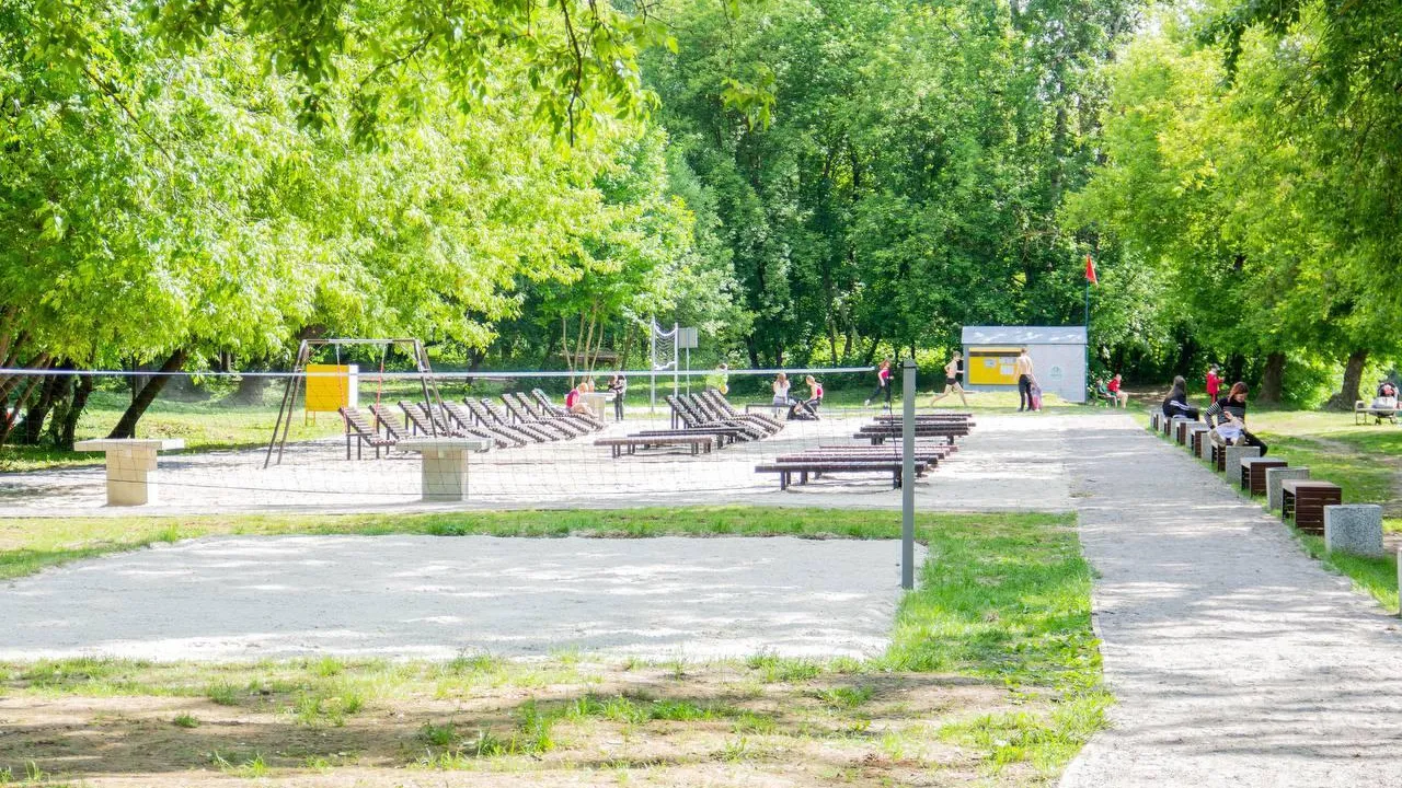Кварцевый песок обновили в зоне отдыха у воды в парке Талалихина в Подольске