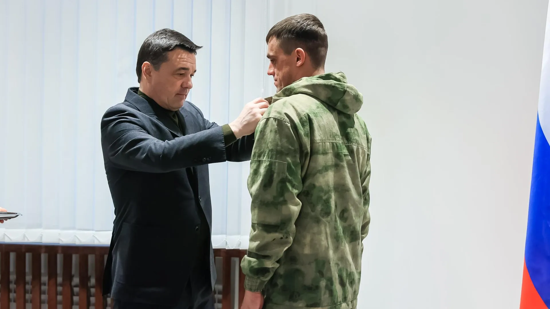 Андрей Воробьев вручил орден Мужества добровольцу из округа Пушкинский