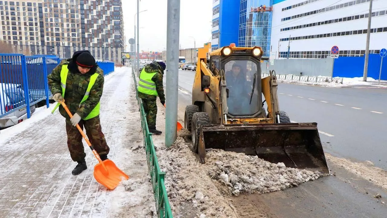 Почти 18 тыс дворников занимаются уборкой снега в Подмосковье