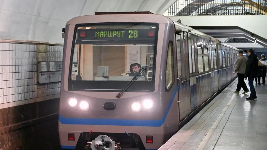 Москвич упал на пути, и теперь должен заплатить метрополитену 315 тысяч рублей