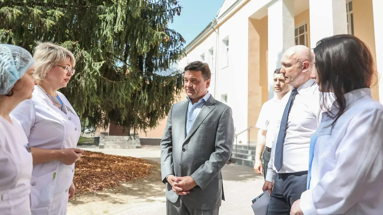 Андрей Воробьев проверил ход капремонта взрослой поликлиники в Чехове