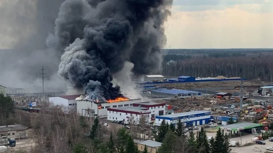 Крупный пожар на складе в Красногорске локализовали