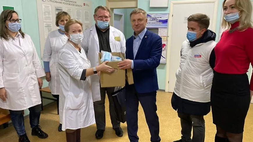 Медикам поликлиники в Котельниках подарили сладкие наборы