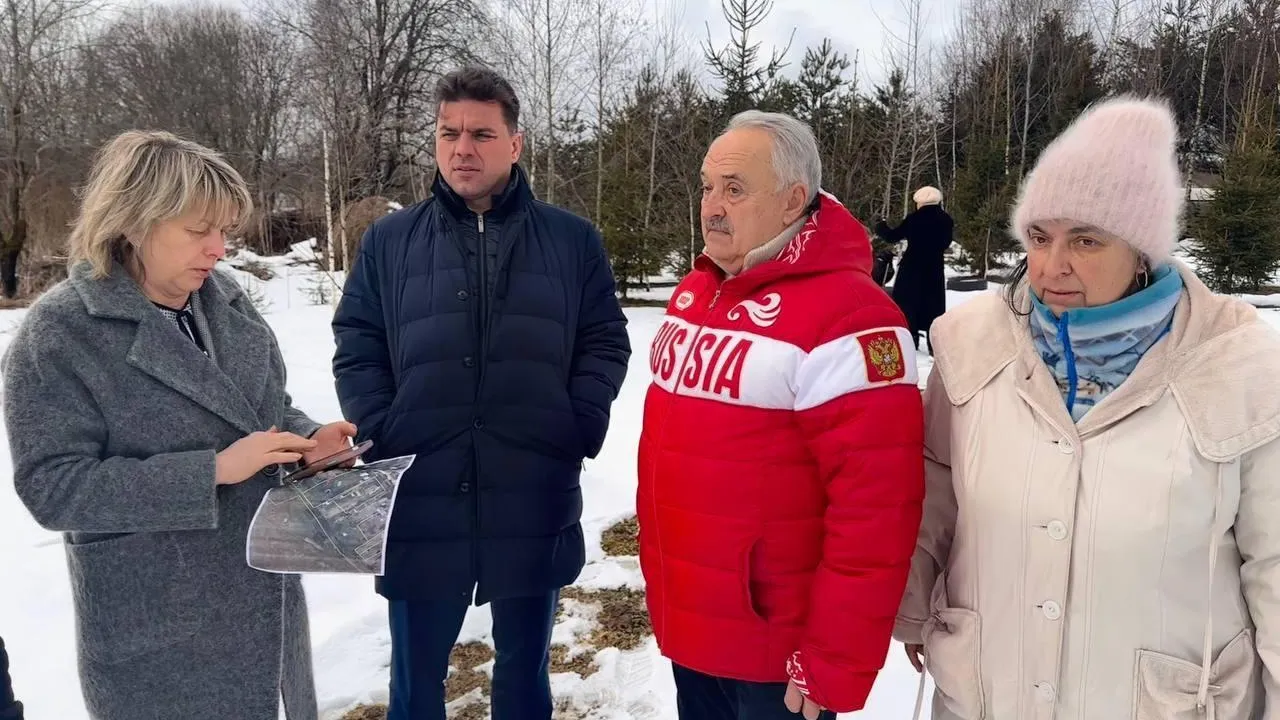Глава Можайска обсудил с жителями деревни Починки благоустройство парка