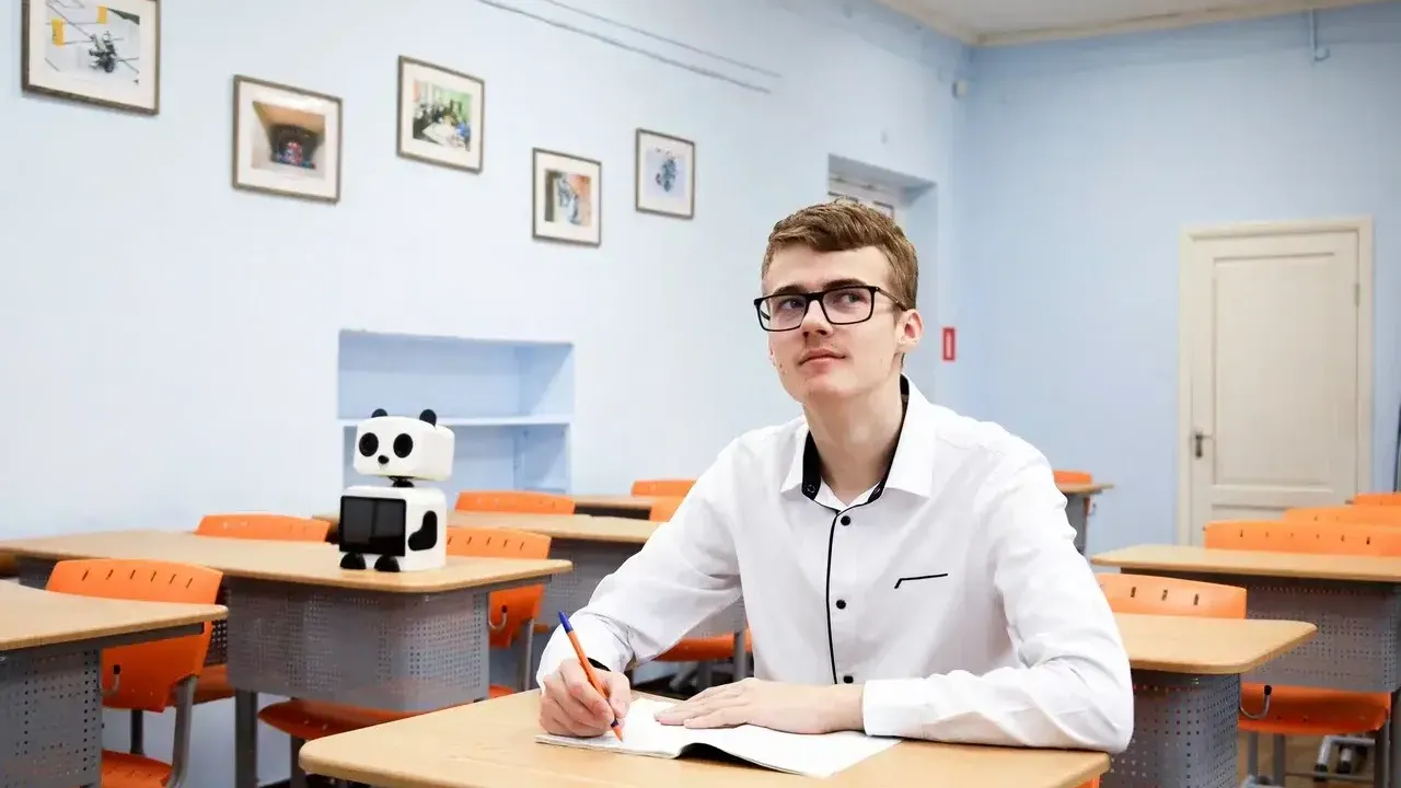 11-классник из Подмосковья создал робота на основе ИИ для изучения жестового языка
