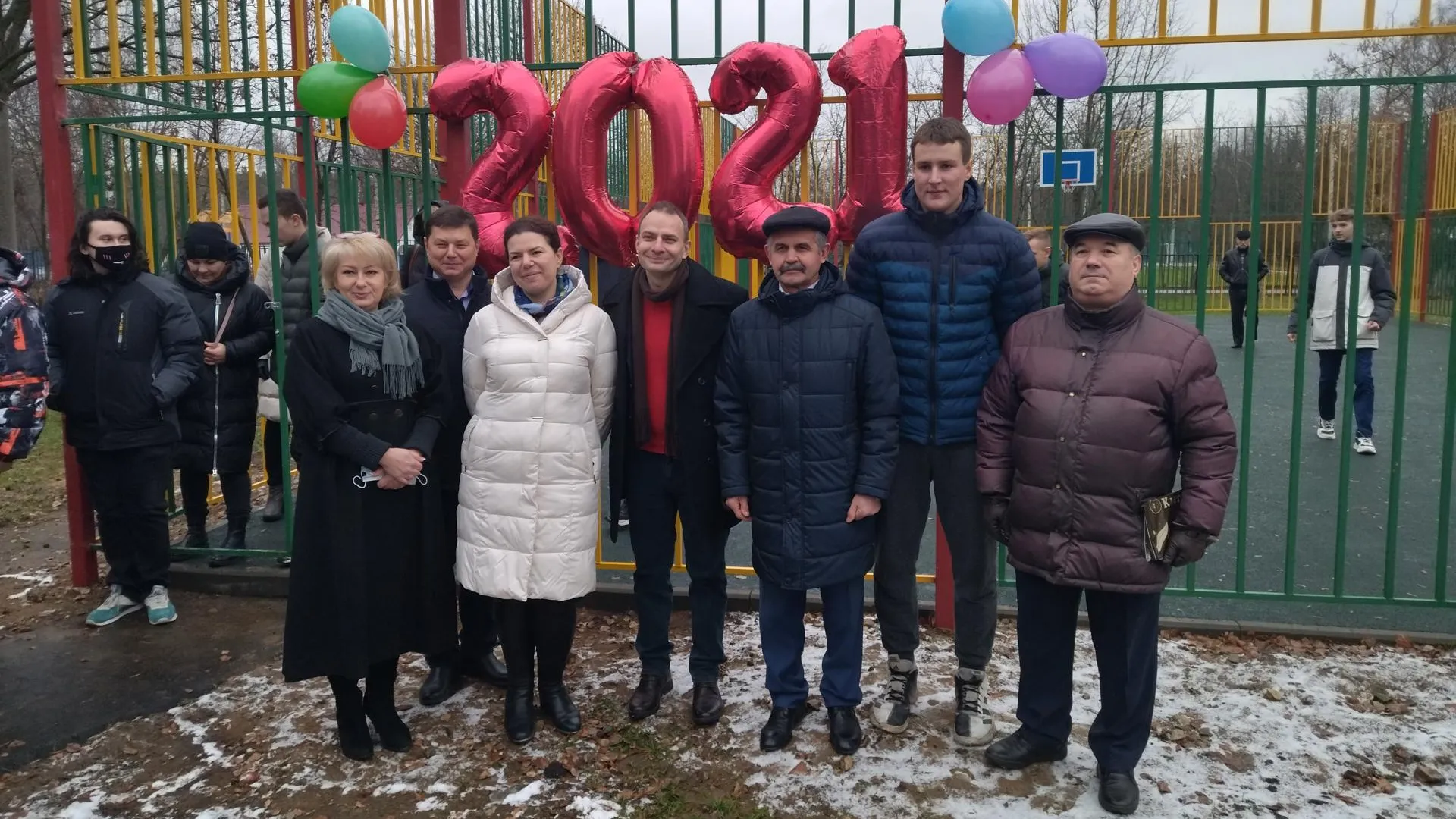 Депутат Мособлдумы Шапкин проверил новую спортплощадку на территории школы №13 в Щелкове