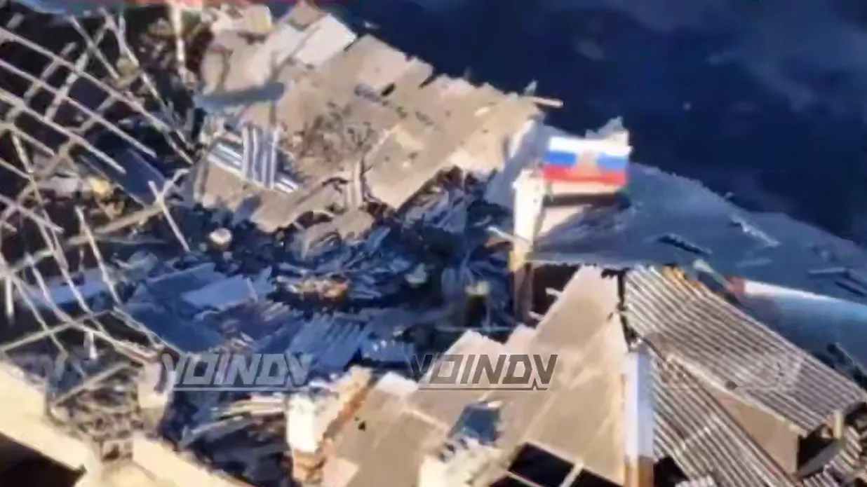 Видео: в центре Великой Новоселки развевается российский триколор