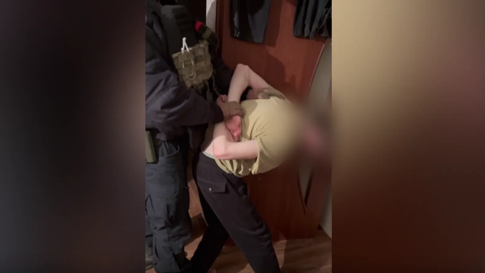 ФСБ задержала сторонника террористов, призывавшего военных сотрудничать с ВСУ