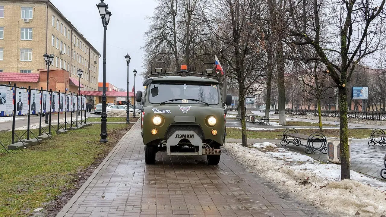 В Подольске порядка 90 человек и около 60 единиц техники обрабатывают дороги от наледи