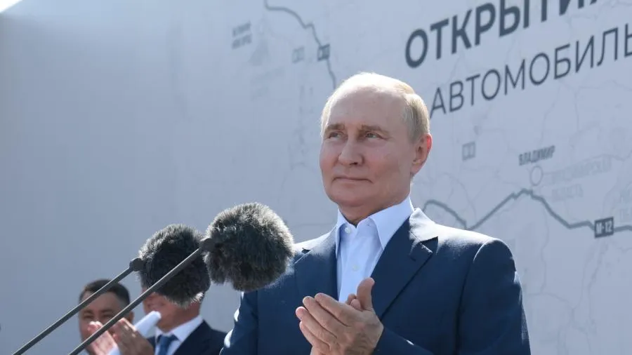 Путин похвалил свежую модель Lada на трассе М-11