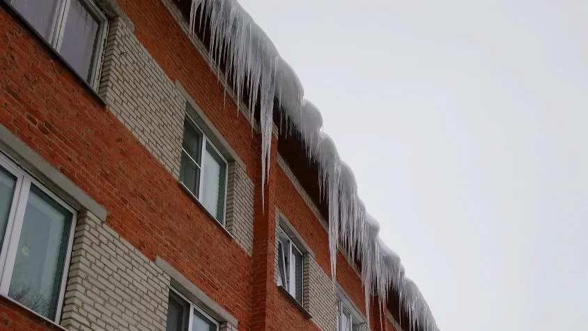Житель Подольска пожаловался на метровые сосульки на кровле жилого дома в поселке Быково