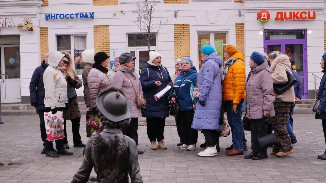 В Электростали состоялась пешеходная экскурсия «Прогулки по родному городу» для участников «Активного долголетия»