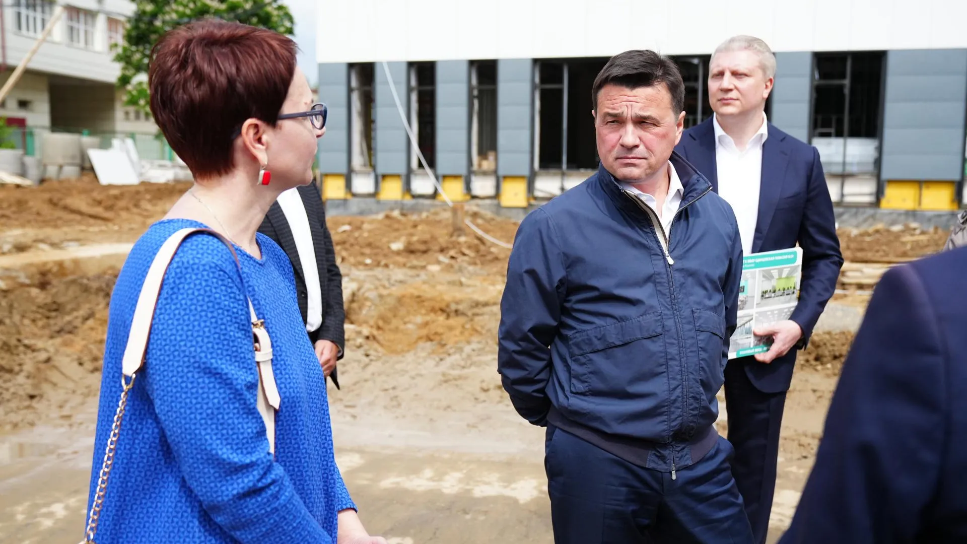 Андрей Воробьев проверил ход возведения пристройки к гимназии №14 в Одинцове