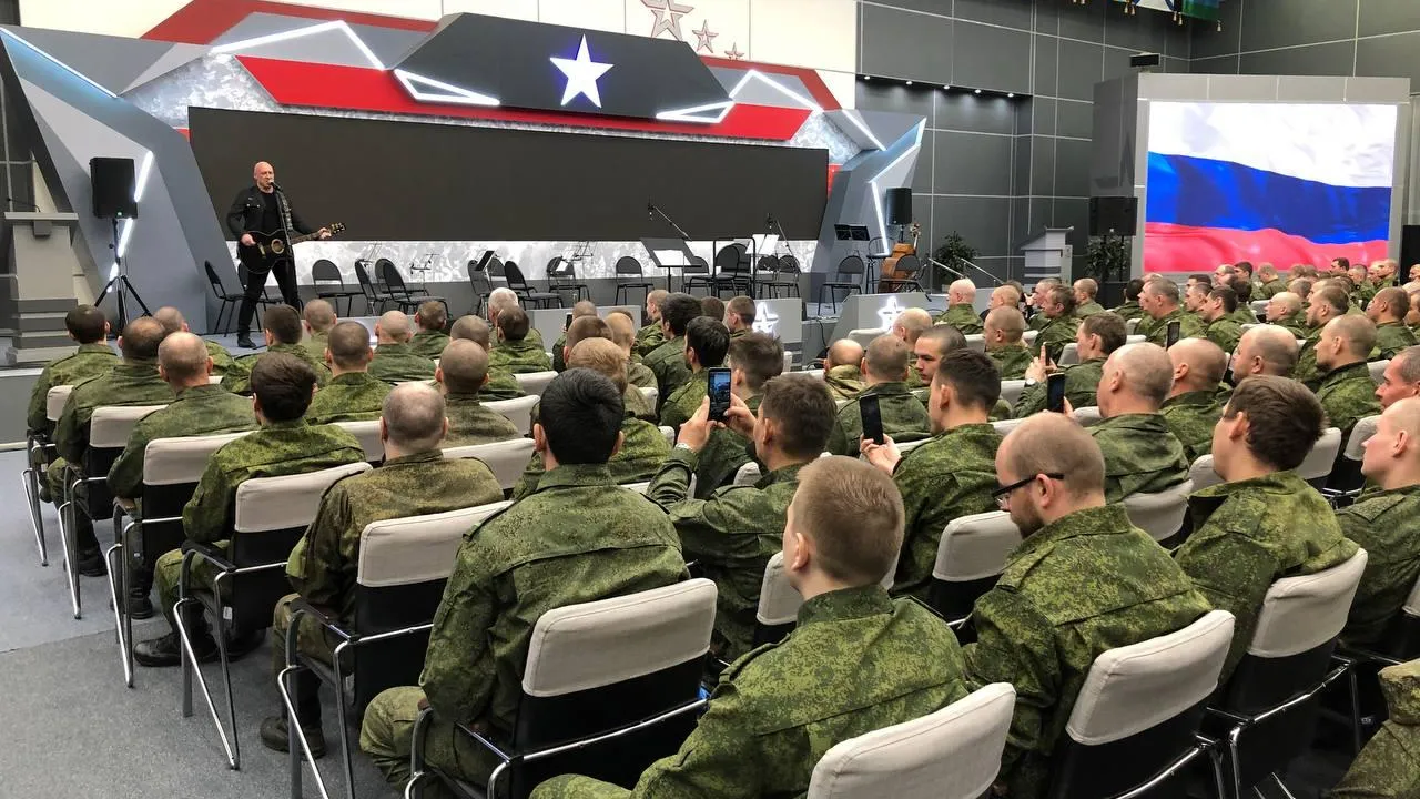 Денис Майданов и «Солисты Москвы» выступили перед мобилизованными в КВЦ «Патриот»