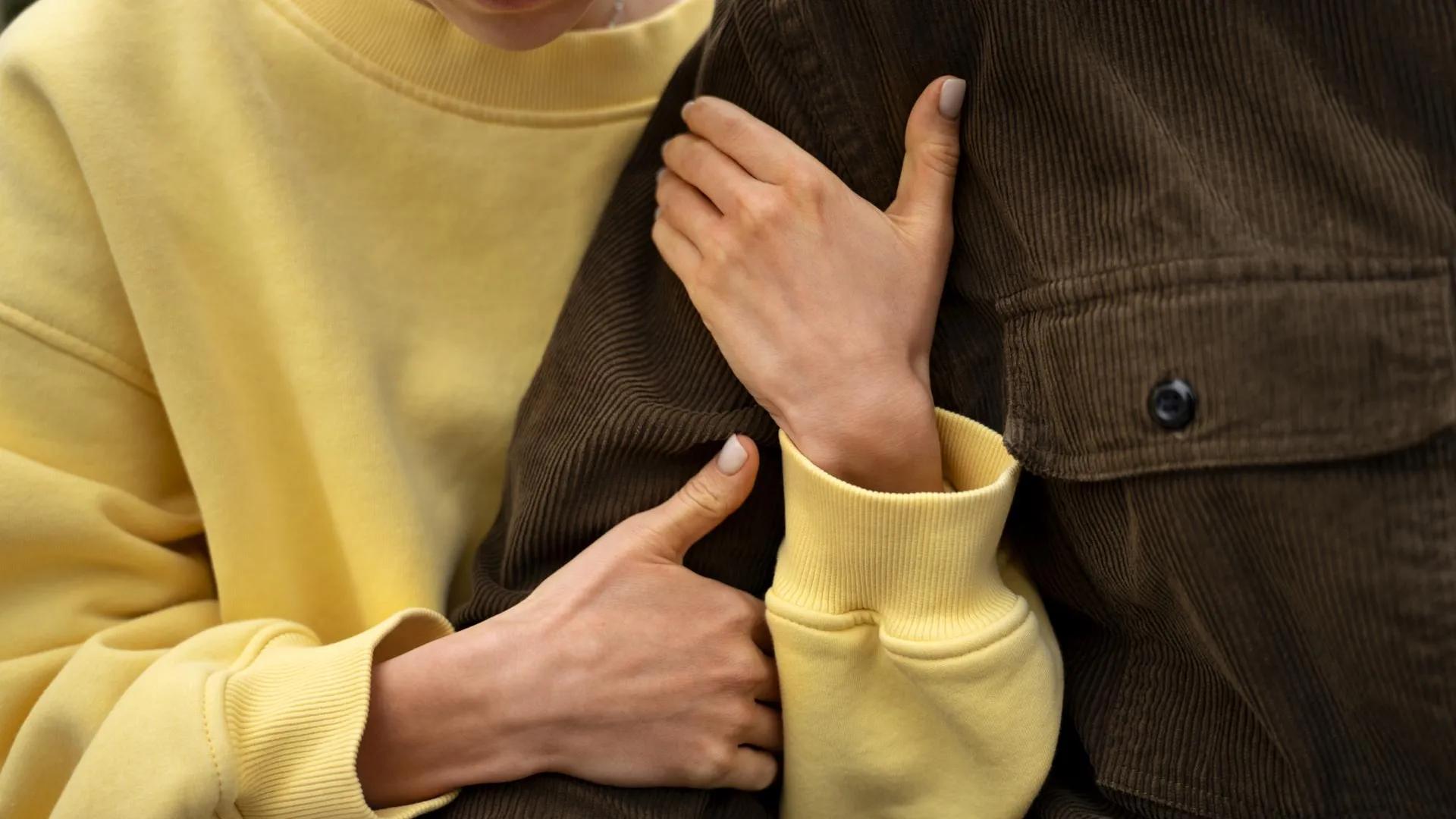 Травмирующий опыт: почему нельзя внезапно обнимать незнакомцев