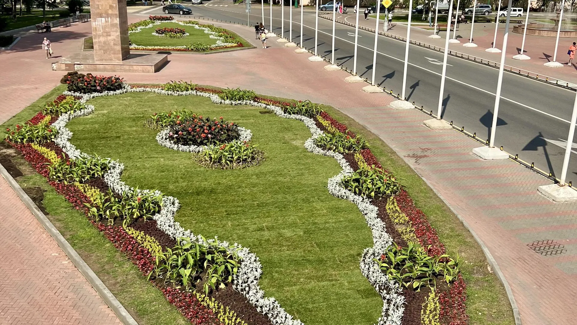 В Химках завершают оформление центральной клумбы