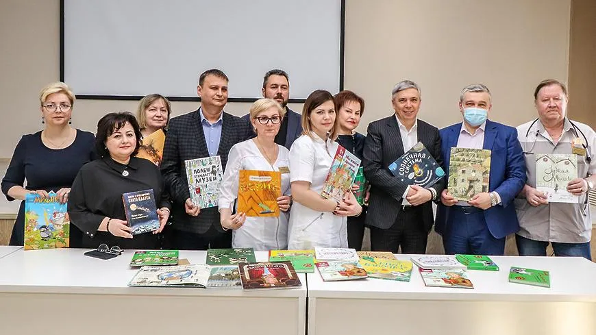 Книги передали в «Добрую комнату» детского отделения больницы Мытищ