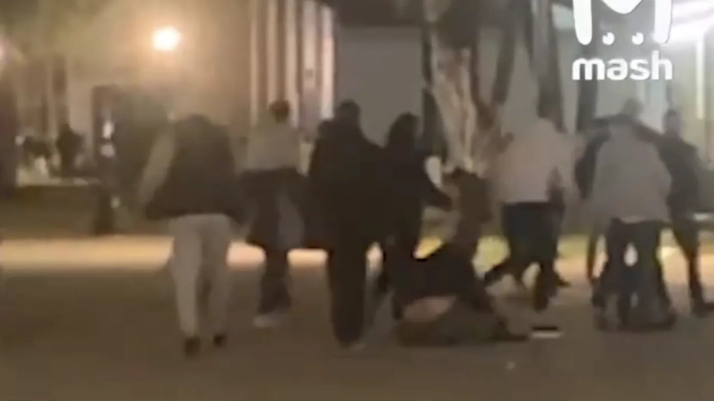 Массовая драка подростков со стрельбой в парке Пушкина попала на видео