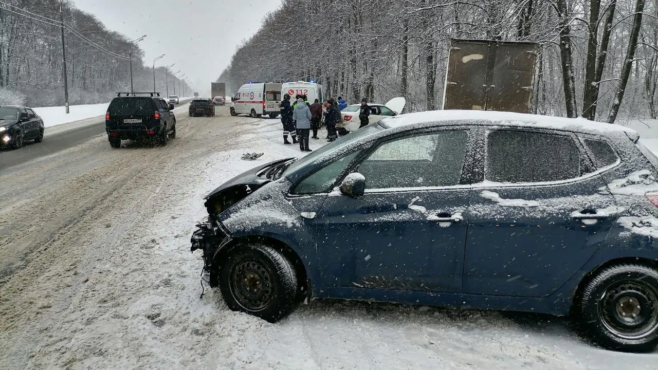 Спасатели оказали первую помощь девушке, пострадавшей в тройном ДТП в Луховицах