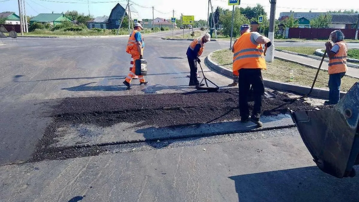 В Серебряных Прудах рабочие завершили укладку покрытия на региональных дорогах