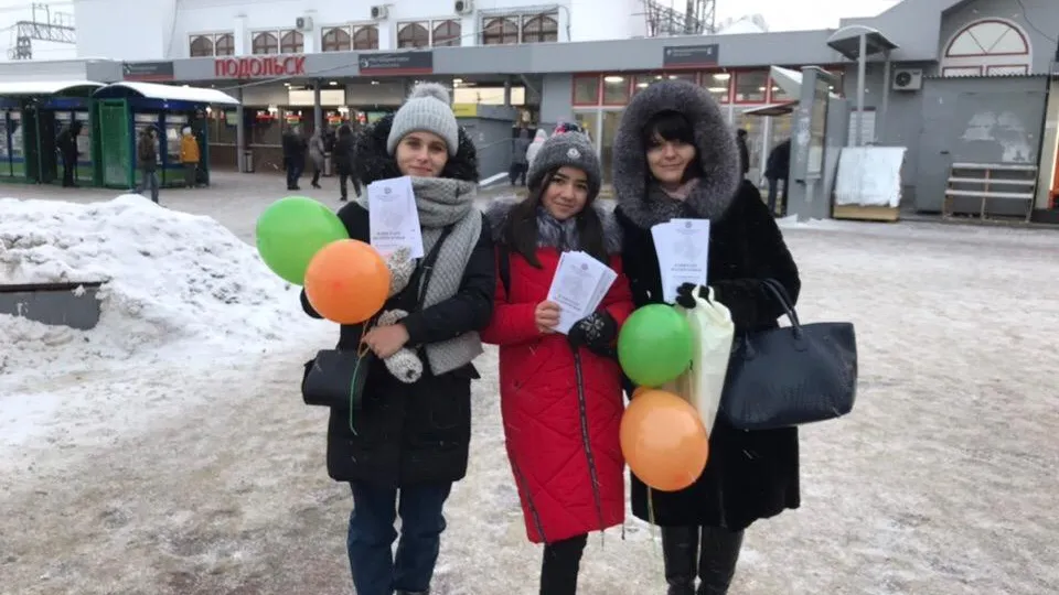 Около 200 буклетов по миграционному законодательству раздали у ж/д станции Подольска
