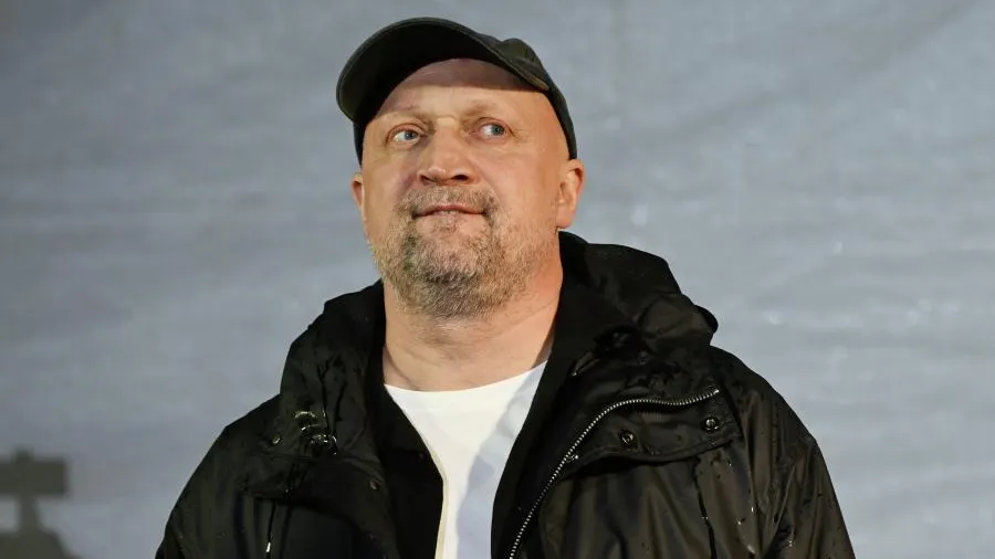 Дурной пример заразителен: Гоша Куценко попил воды из Байкала через трубочку