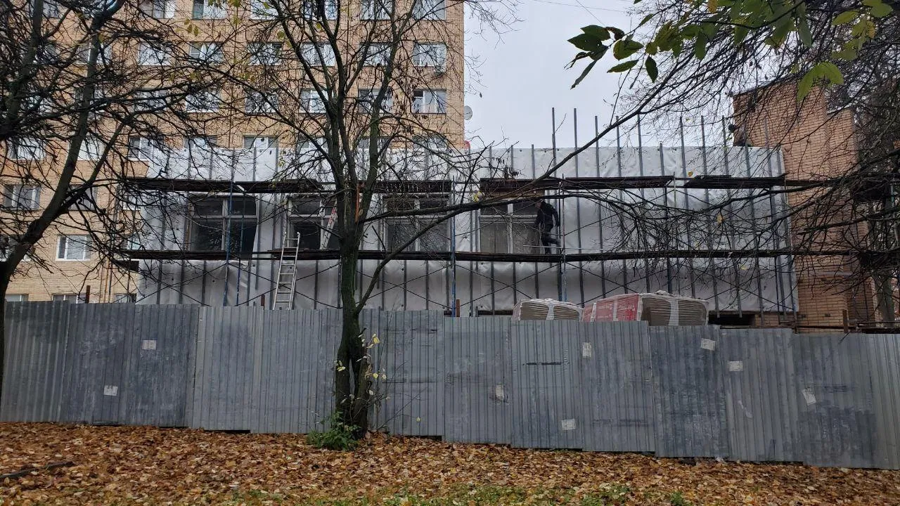Строители приступили к ремонту кровлю и фасада в Подольском центре