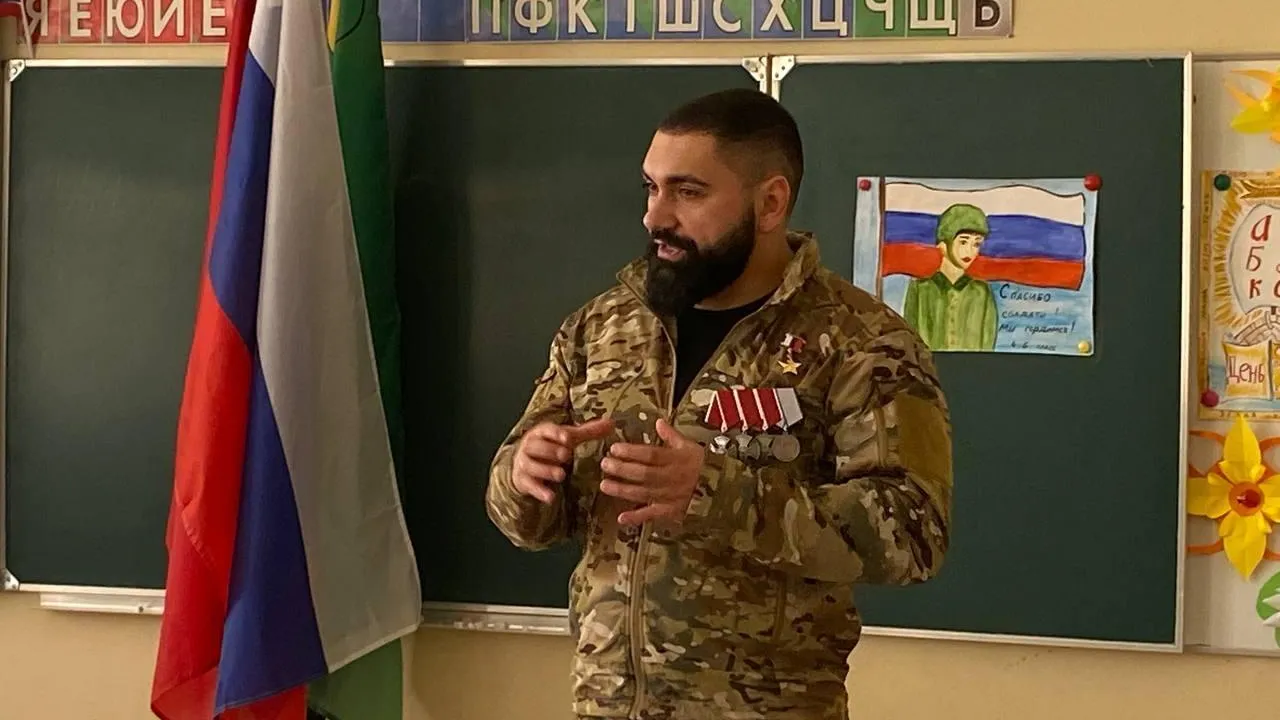 В Котельниках вернувшийся с СВО боец провел урок мужества для одноклассников дочери