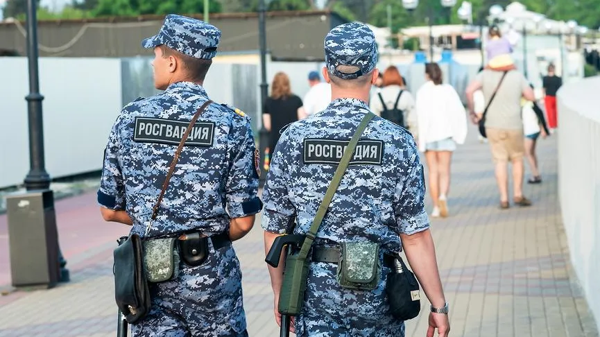 В Новосибирске мигранты избили росгвардейца метлой на глазах курсантов